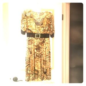 Dress with elbow length sleeves.